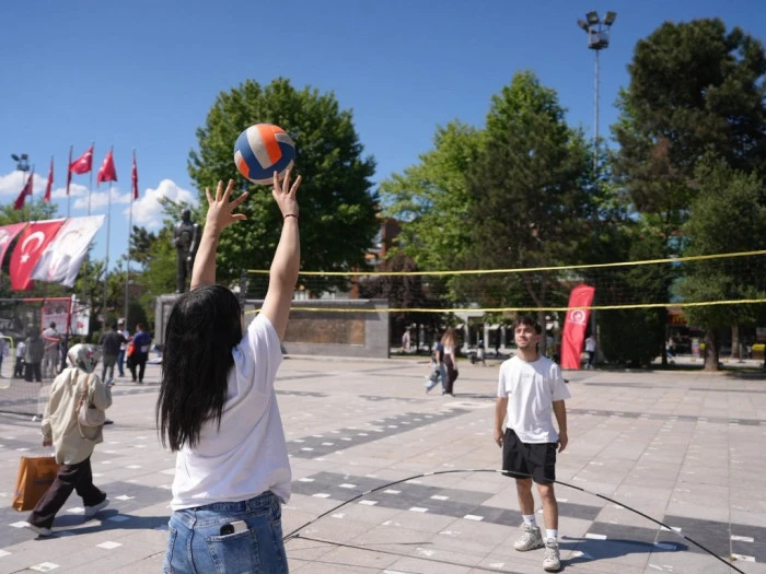 Gen&ccedil;ler spor alanlarında kıyasıya rekabet etti