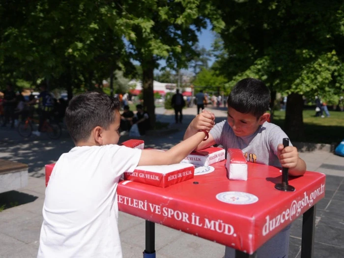 Gen&ccedil;ler spor alanlarında kıyasıya rekabet etti