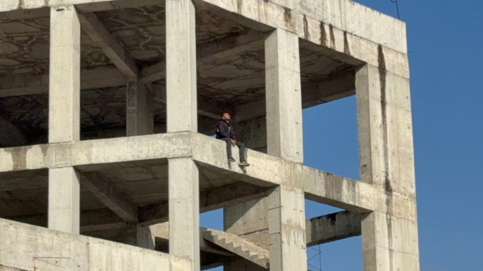 Binanın en üst katına çıkarak intihara kalkıştı!