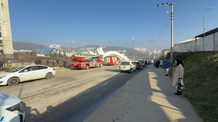 Binanın en üst katına çıkarak intihara kalkıştı!