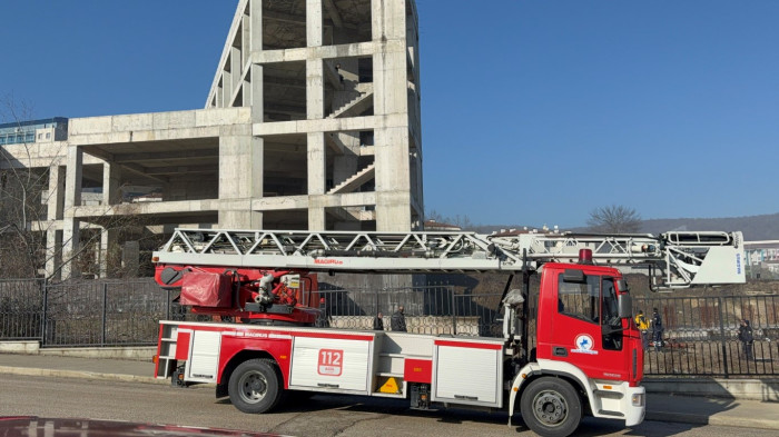 Binanın en üst katına çıkarak intihara kalkıştı!