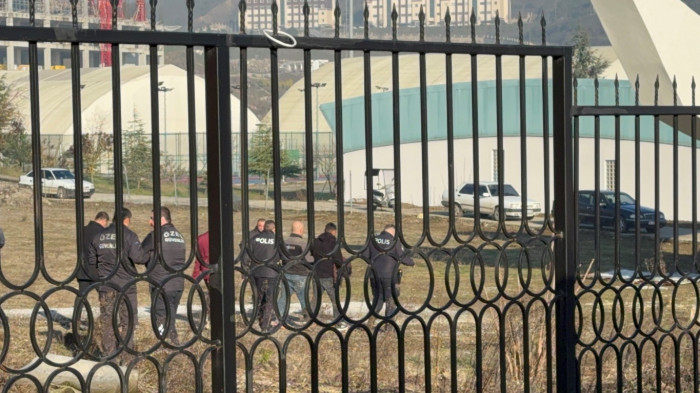 Binanın en üst katına çıkarak intihara kalkıştı!