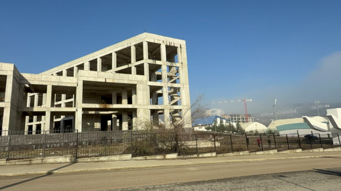 Binanın en üst katına çıkarak intihara kalkıştı!