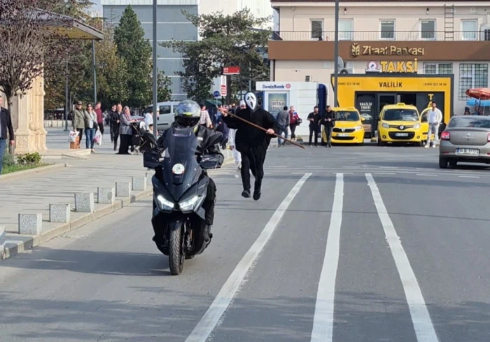 Kazalara dikkat çekmek için kovaladılar