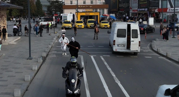 Kazalara dikkat çekmek için kovaladılar