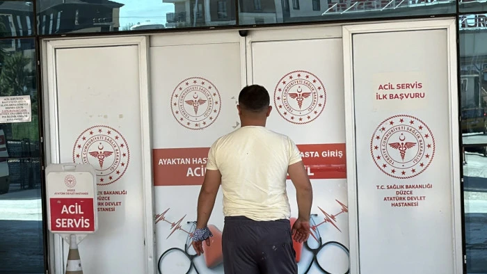  D&uuml;zce'de kurban kesimi sırasında dikkatsizlik sonucu 57 kişi hastanelerde tedavi altına alındı. 