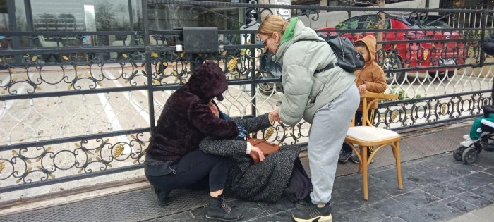 Dolandırıldıklarını iddia eden vatandaşlar kuyumcunun evinin &ouml;n&uuml;nde eylem yaptı