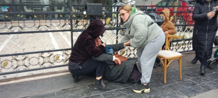 Dolandırıldıklarını iddia eden vatandaşlar kuyumcunun evinin &ouml;n&uuml;nde eylem yaptı