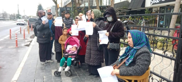 Dolandırıldıklarını iddia eden vatandaşlar kuyumcunun evinin &ouml;n&uuml;nde eylem yaptı