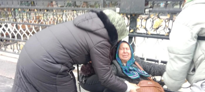 Dolandırıldıklarını iddia eden vatandaşlar kuyumcunun evinin &ouml;n&uuml;nde eylem yaptı