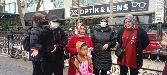 Dolandırıldıklarını iddia eden vatandaşlar kuyumcunun evinin &ouml;n&uuml;nde eylem yaptı