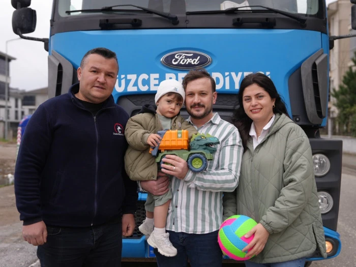 Minik Arda&rsquo;nın &ccedil;&ouml;p kamyonu sevgisi, D&uuml;zce Belediyesi&rsquo;nden kalpten gelen bir s&uuml;rprize d&ouml;n&uuml;şt&uuml;