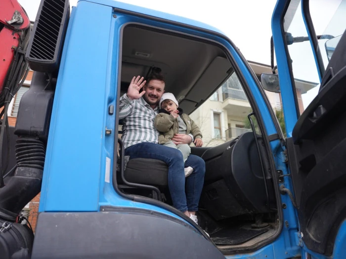 Minik Arda&rsquo;nın &ccedil;&ouml;p kamyonu sevgisi, D&uuml;zce Belediyesi&rsquo;nden kalpten gelen bir s&uuml;rprize d&ouml;n&uuml;şt&uuml;