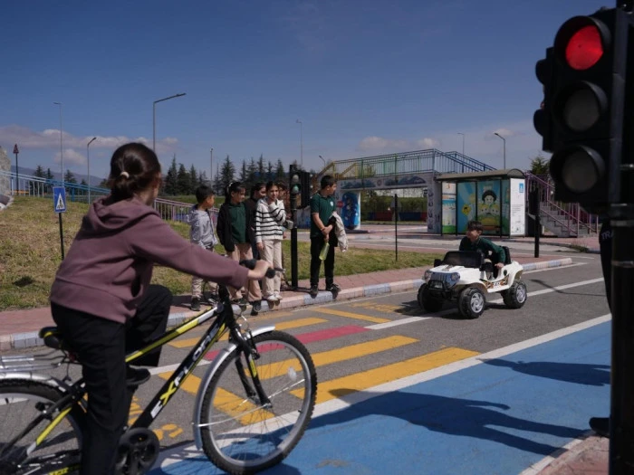 Minikler Direksiyona Ge&ccedil;ti! D&uuml;zce&rsquo;de Trafik Eğitimi Dikkat &Ccedil;ekti