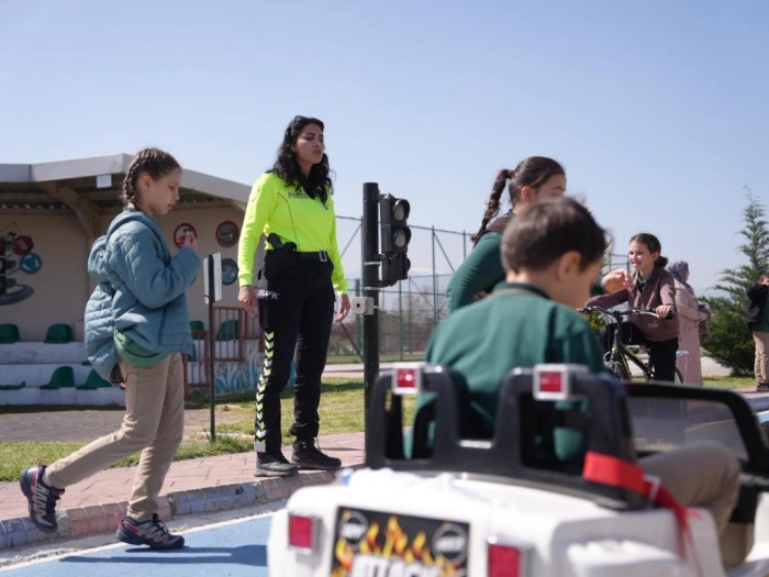 Minikler Direksiyona Ge&ccedil;ti! D&uuml;zce&rsquo;de Trafik Eğitimi Dikkat &Ccedil;ekti