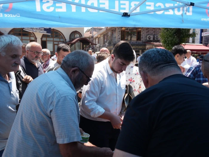Merkez Camii &Ouml;n&uuml;nde Aşure İkramı