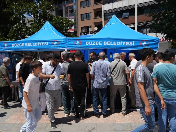 Merkez Camii &Ouml;n&uuml;nde Aşure İkramı