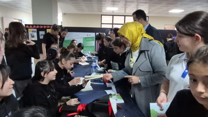 Ortaokul &ouml;ğrencilerinin yazdığı 9 kitapta yayımlandı
