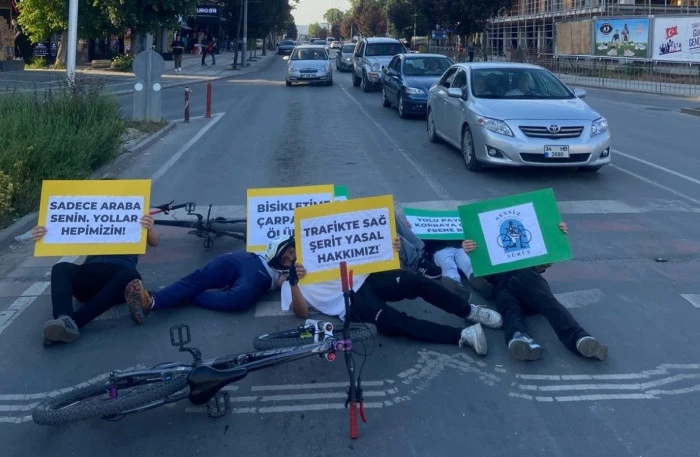 Ölmemek için pankartlı eylem yaptı