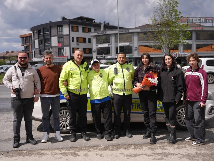 &Ouml;ğrencileri sınava yetiştirmeye &ccedil;alıştılar, g&ouml;rme engelli sandıkları vatandaşa yardımcı oldular