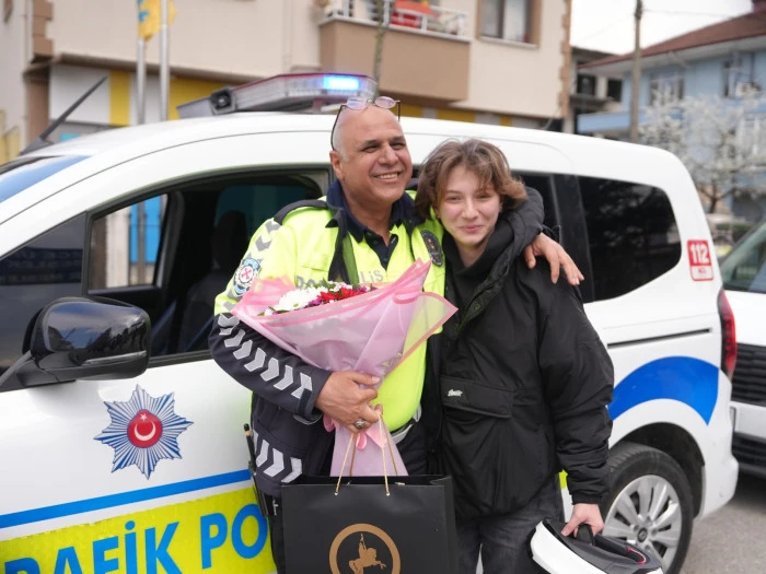 &Ouml;ğrencileri sınava yetiştirmeye &ccedil;alıştılar, g&ouml;rme engelli sandıkları vatandaşa yardımcı oldular
