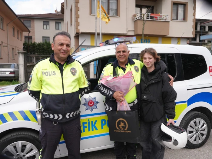 &Ouml;ğrencileri sınava yetiştirmeye &ccedil;alıştılar, g&ouml;rme engelli sandıkları vatandaşa yardımcı oldular