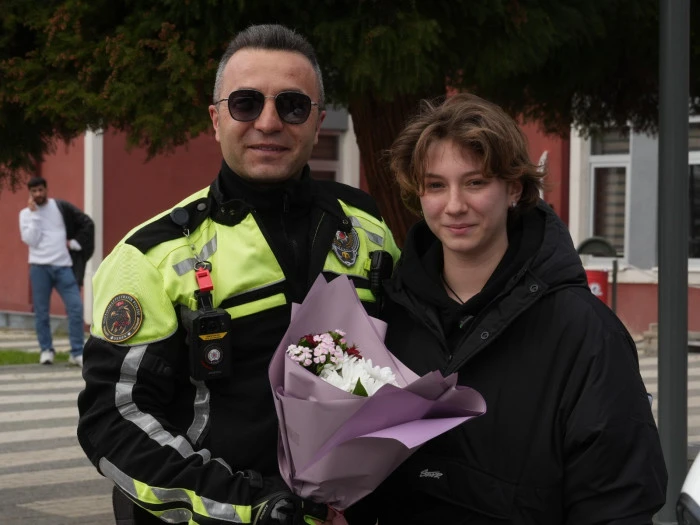 &Ouml;ğrencileri sınava yetiştirmeye &ccedil;alıştılar, g&ouml;rme engelli sandıkları vatandaşa yardımcı oldular