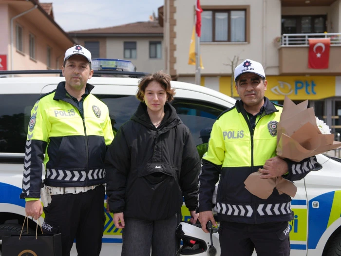 &Ouml;ğrencileri sınava yetiştirmeye &ccedil;alıştılar, g&ouml;rme engelli sandıkları vatandaşa yardımcı oldular
