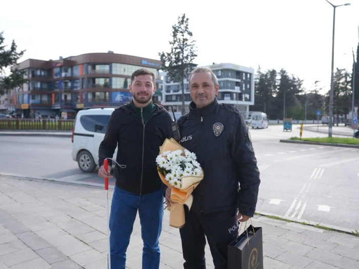 &Ouml;ğrencileri sınava yetiştirmeye &ccedil;alıştılar, g&ouml;rme engelli sandıkları vatandaşa yardımcı oldular