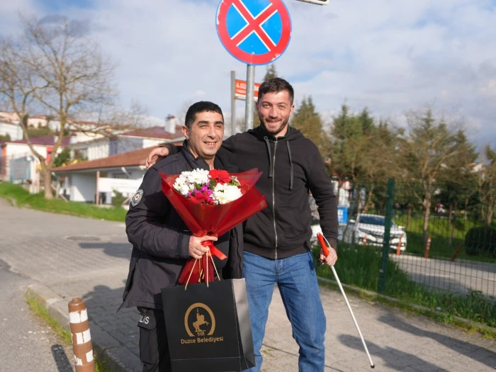 &Ouml;ğrencileri sınava yetiştirmeye &ccedil;alıştılar, g&ouml;rme engelli sandıkları vatandaşa yardımcı oldular
