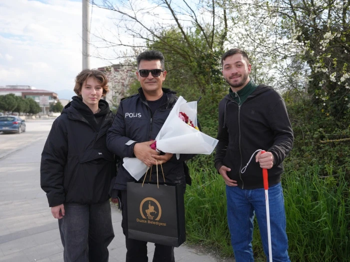 &Ouml;ğrencileri sınava yetiştirmeye &ccedil;alıştılar, g&ouml;rme engelli sandıkları vatandaşa yardımcı oldular