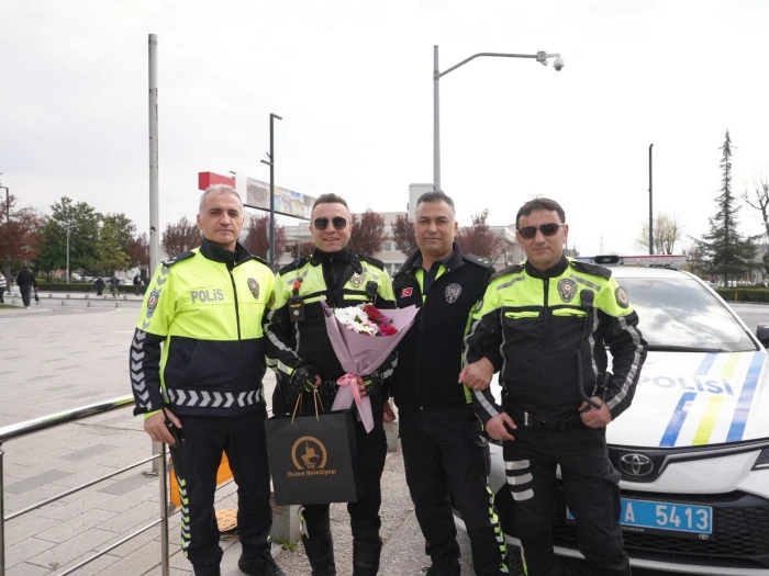 &Ouml;ğrencileri sınava yetiştirmeye &ccedil;alıştılar, g&ouml;rme engelli sandıkları vatandaşa yardımcı oldular