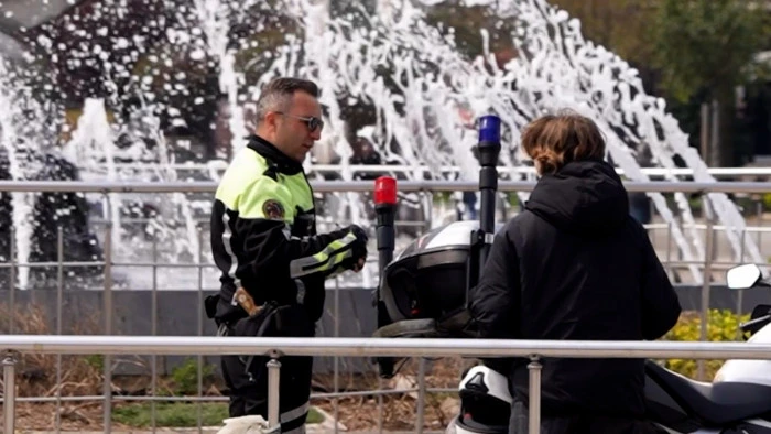 &Ouml;ğrencileri sınava yetiştirmeye &ccedil;alıştılar, g&ouml;rme engelli sandıkları vatandaşa yardımcı oldular