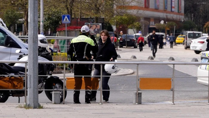 &Ouml;ğrencileri sınava yetiştirmeye &ccedil;alıştılar, g&ouml;rme engelli sandıkları vatandaşa yardımcı oldular