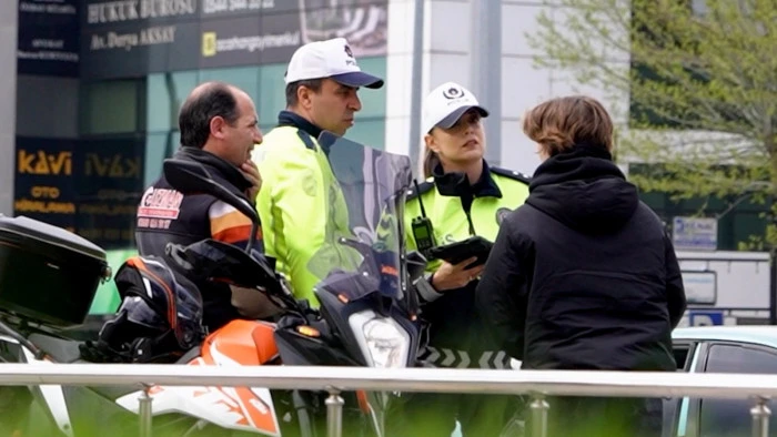&Ouml;ğrencileri sınava yetiştirmeye &ccedil;alıştılar, g&ouml;rme engelli sandıkları vatandaşa yardımcı oldular