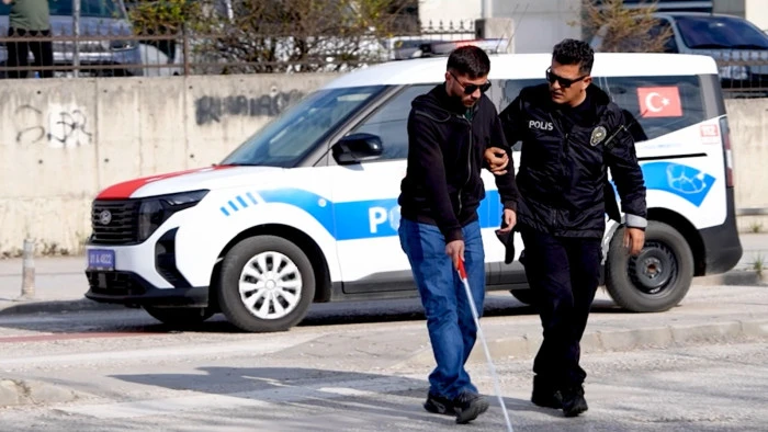 &Ouml;ğrencileri sınava yetiştirmeye &ccedil;alıştılar, g&ouml;rme engelli sandıkları vatandaşa yardımcı oldular