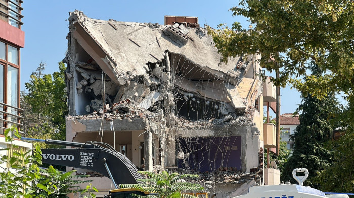 Düzce'de riskli binalar yıkılıyor