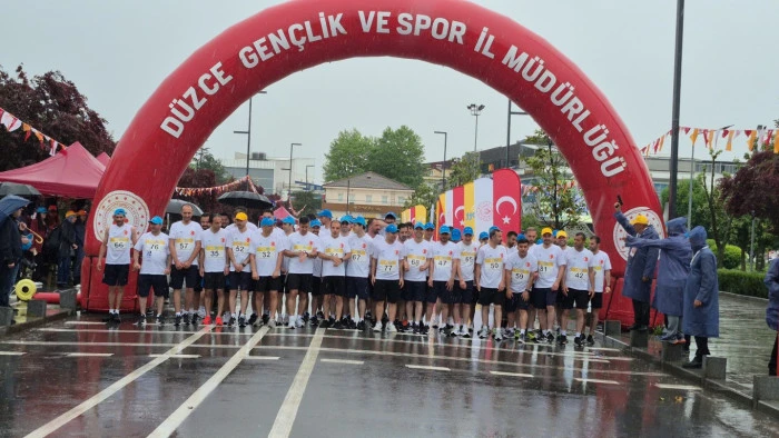 D&uuml;zce'de sağanak altında "Postacı Y&uuml;r&uuml;y&uuml;ş&uuml; T&uuml;rkiye Finali" heyecanı..