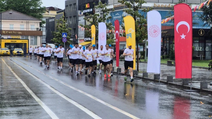 D&uuml;zce'de sağanak altında "Postacı Y&uuml;r&uuml;y&uuml;ş&uuml; T&uuml;rkiye Finali" heyecanı..