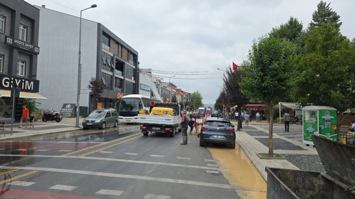 Şok Eden Olayı: Düzce'de Dev Su Borusu Patladı