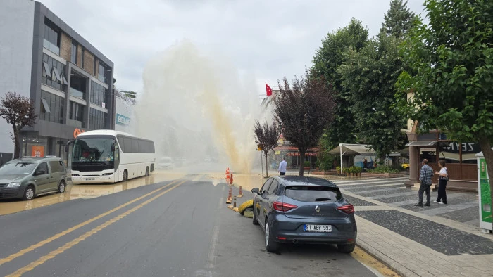 Şok Eden Olayı: Düzce'de Dev Su Borusu Patladı