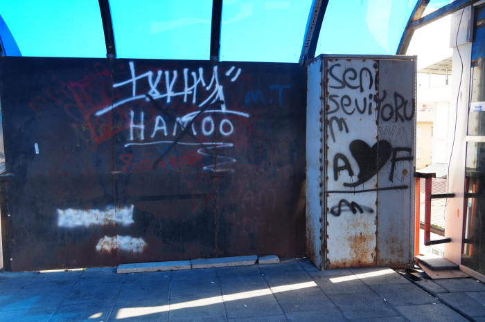 Düzce'de üst geçitler yine vandalların saldırına uğradı