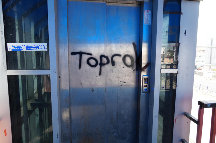 Düzce'de üst geçitler yine vandalların saldırına uğradı