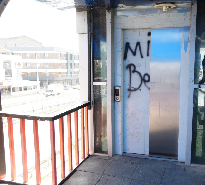 Düzce'de üst geçitler yine vandalların saldırına uğradı