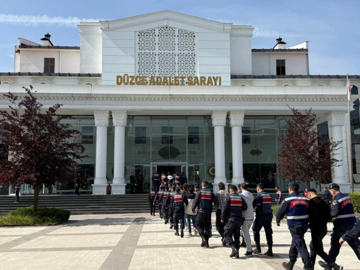29 kişiden 18'i tutuklandı, 11 kişi adli kontrol şartıyla serbest kaldı.