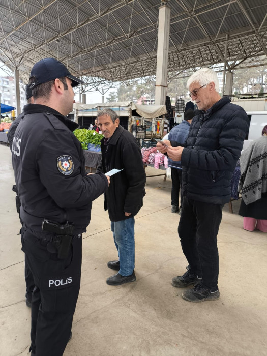 Pazara giden vatandaşlar tek tek uyarıldı