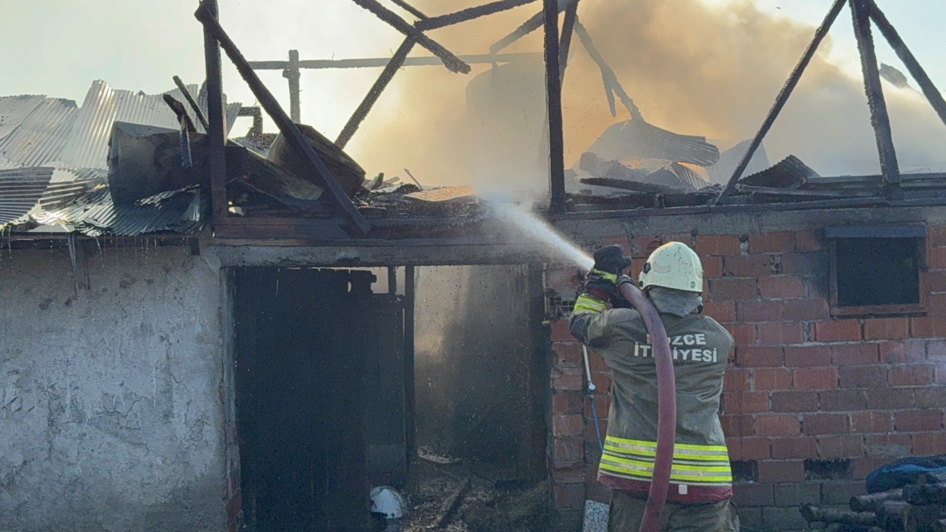 Yangına itfaiye eri alevlere böyle müdahale etti! 
