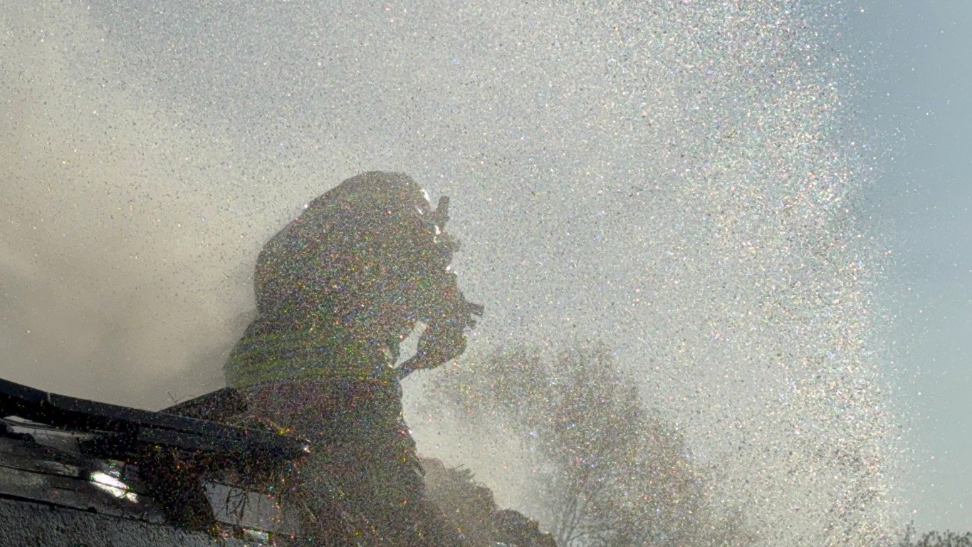 Yangına itfaiye eri alevlere böyle müdahale etti! 