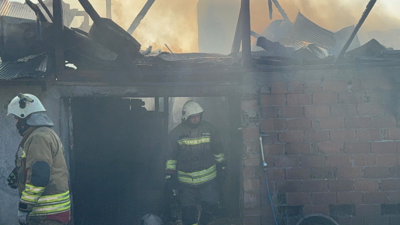 Yangına itfaiye eri alevlere böyle müdahale etti! 