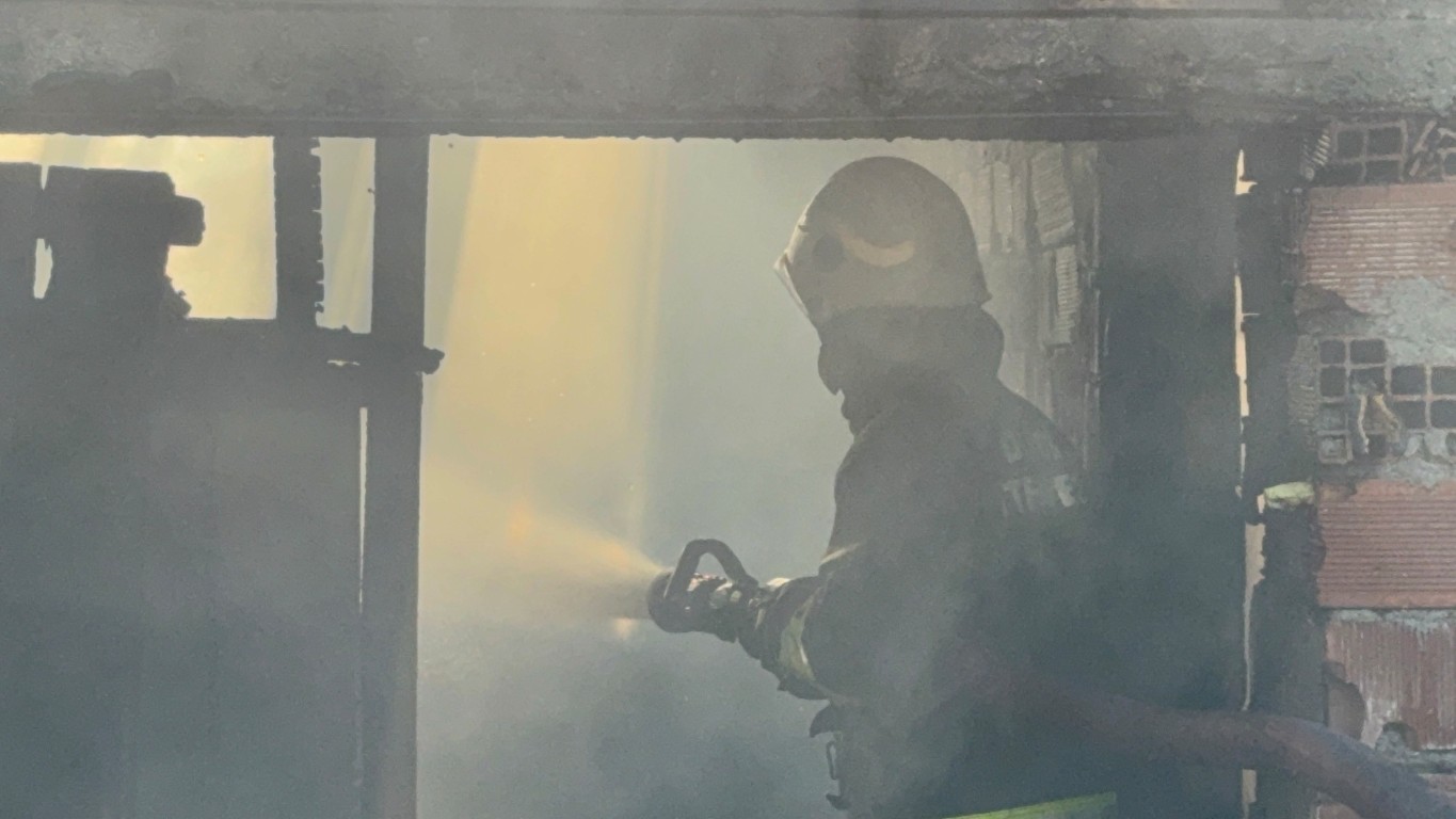 Yangına itfaiye eri alevlere böyle müdahale etti! 